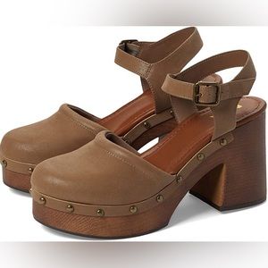 MÍA Shoes Taupe Clogs